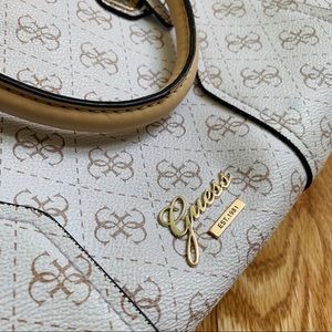 LIKE NEW Guess Purse/bag